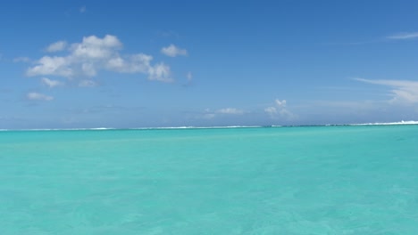 Blick-Auf-Die-Blaue-Lagune-In-Französisch-Polynesien-Von-Einem-Boot-Aus.-Sonniger-Tag,-Kristallklares-Wasser